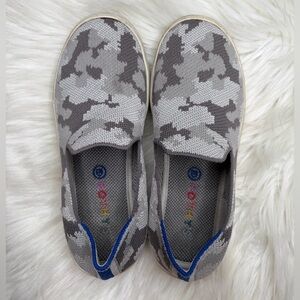 🏕️Rothys Youth Size 4 Kids Sneaker Grey Camo Textile Slip On Shoes